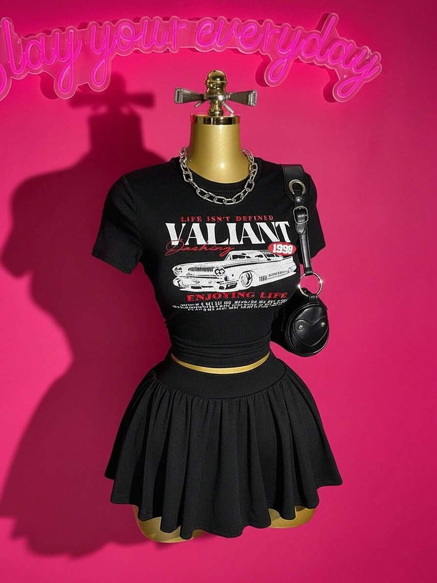 Slaydiva Bộ đồ 2 mảnh thời trang mùa xuân/hè Bohemian mới cho lễ hội âm nhạc Phục sinh thường ngày trên bãi biển, tiệc tùng, đường phố, gợi cảm, ngọt ngào, dễ thương, Y2K, vải dệt kim co giãn màu trắng, họa tiết ô tô cổ điển màu đen, cổ tròn, tay ngắn, áo thun bó sát, kết hợp với váy ngắn xếp ly cạp chun màu trắng, quần short, váy ngắn cho nữ - màu đen - Xem 1