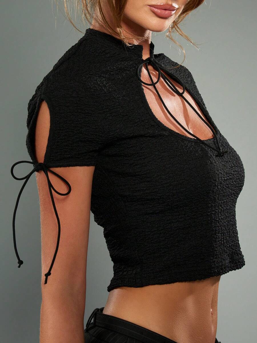 MISSGUIDED 纹理针织领口锁孔镂空系带短款上衣 - 黑色 - 查看 1