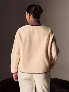 Juhart Áo khoác nữ cổ tròn tay dài phong cách Pháp mới cỡ lớn, đính hoa giả kim cương giả, viền da giả màu tương phản, mùa thu - Màu be - Xem 2