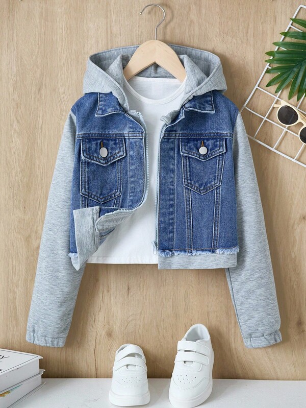 Chaqueta vaquera con capucha desmontable para niñas preadolescentes, estilo callejero cómodo y versátil, chaqueta de mezclilla esencial para adolescentes, chaqueta corta para niñas preadolescentes, chaquetas lindas para adolescentes, conjunto de mezclilla para chicas adolescentes 2 en 1, sudadera gris con capucha, mangas unidas a la sudadera gris, diseño de color contrastante, estilo milenial Y2K.