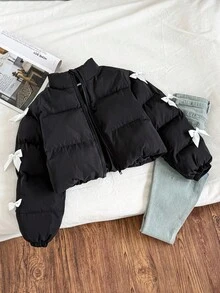 SHEIN Tween Girls Solid Black Color Stand Collar Casual Contrast White Bow Detail Winter Coat, Thickened Loose Fit Oversized Padded Coat Girls Black Puffer Jacket Puffer Jacket With Bows Cropped Puffer Jacket Black Cropped Puffer Jacket Tween Puffer Jacket Girls Cropped Puffer Jacket Black Puffer Jacket With Bows Bow Jacket Black Jacket For Kids Cute Jacket Cropped Jacket Teen Tween Crop Jacket - Black - View 3