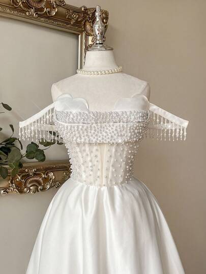 Lovelzi Vestido Elegante e Luxuoso de Malha Branca com Recortes em Cetim, Feito à Mão com Pérolas, Ombros à Mostra, Gola Tipo Concha, Cintura Transparente e Silhueta em A até Altura Média, Adequado para Ocasiões Formais