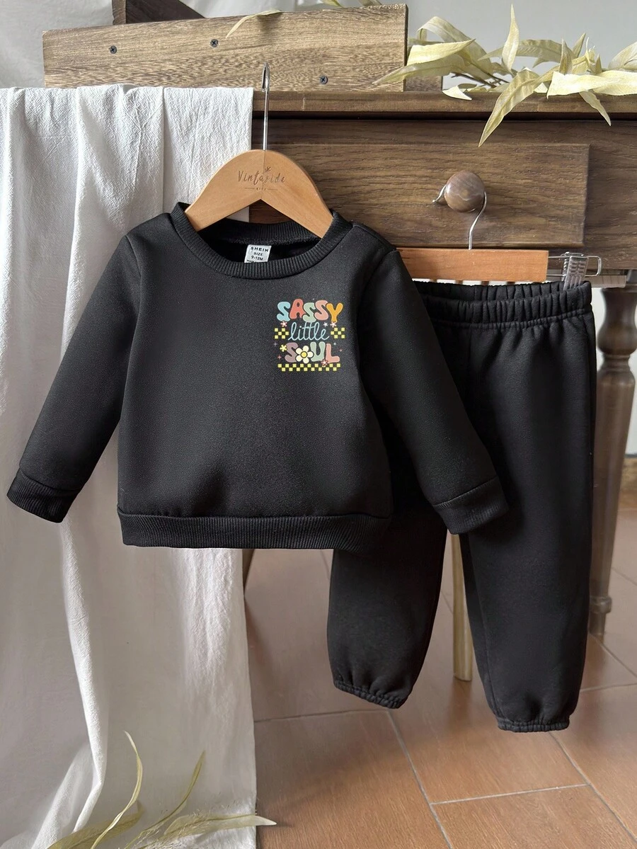 SHEIN 2 件套女婴套装,时尚彩色字母印花圆领长袖羊毛衫和裤子,适合秋冬季外出 - 黑色 - 查看 1