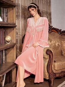 PalaceNights Conjunto de camisón y bata de terciopelo con bordados, volantes y parches en estilo vintage palaciego, talla grande, para otoño/invierno - Rosa - Ver 3