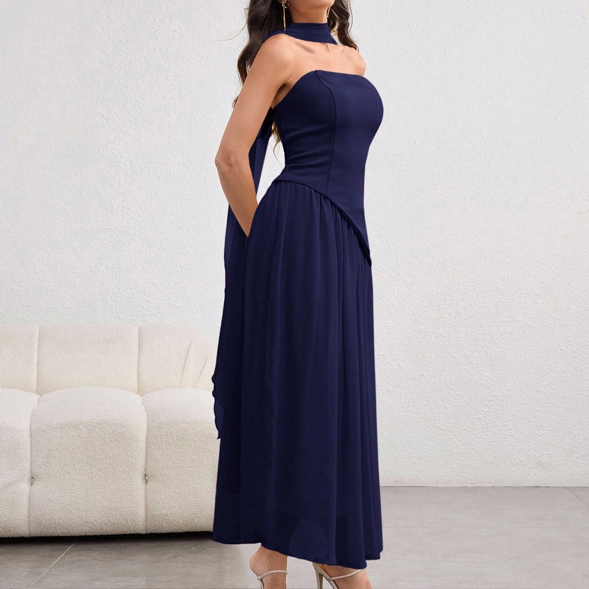 Abito da donna con balza asimmetrica sul fondo e collo a canottiera, elegante e affascinante, colore giallo chiaro, adatto per primavera/estate 