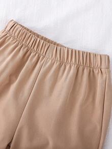 SHEIN Playful Pals 1 件套男婴套装，儿童针织舒适长袖 Polo 衫 2 合 1 卫衣，时尚幼儿胸前印花小众设计上衣搭配卡其色休闲松紧腰宽松裤，适合秋季度假、日常外出等场合。