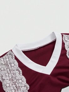 ROMWE Avant 女式复古运动风格蕾丝边抽绳数字刺绣V领短款T恤 - 酒紅色 - 查看 4