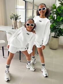 SHEIN 青少年女孩日常休闲白色针织纹理圆领宽松长袖运动衫和休闲短裤套装 - 白色 - 查看 3