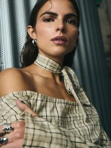 Nöista 这款格纹露肩上衣为女士秋季和冬季装扮增添了别致的时尚气息。修身的露肩设计搭配同款领带，打造出优雅的廓形，适合秋季穿着，也可作为女士正式上衣或职业装。 - 棕色 - 查看 2