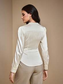 JIAN LASALA Weißes Satin-Top mit Stehkragen, Taillengürtel und Raffungen für Damen – ideal für Frühling und Herbst, lässig und elegant, perfekt für Winter und Hochzeiten. Luxuriöse und stilvolle Bekleidungskollektion. - Weiss - Übersicht 2