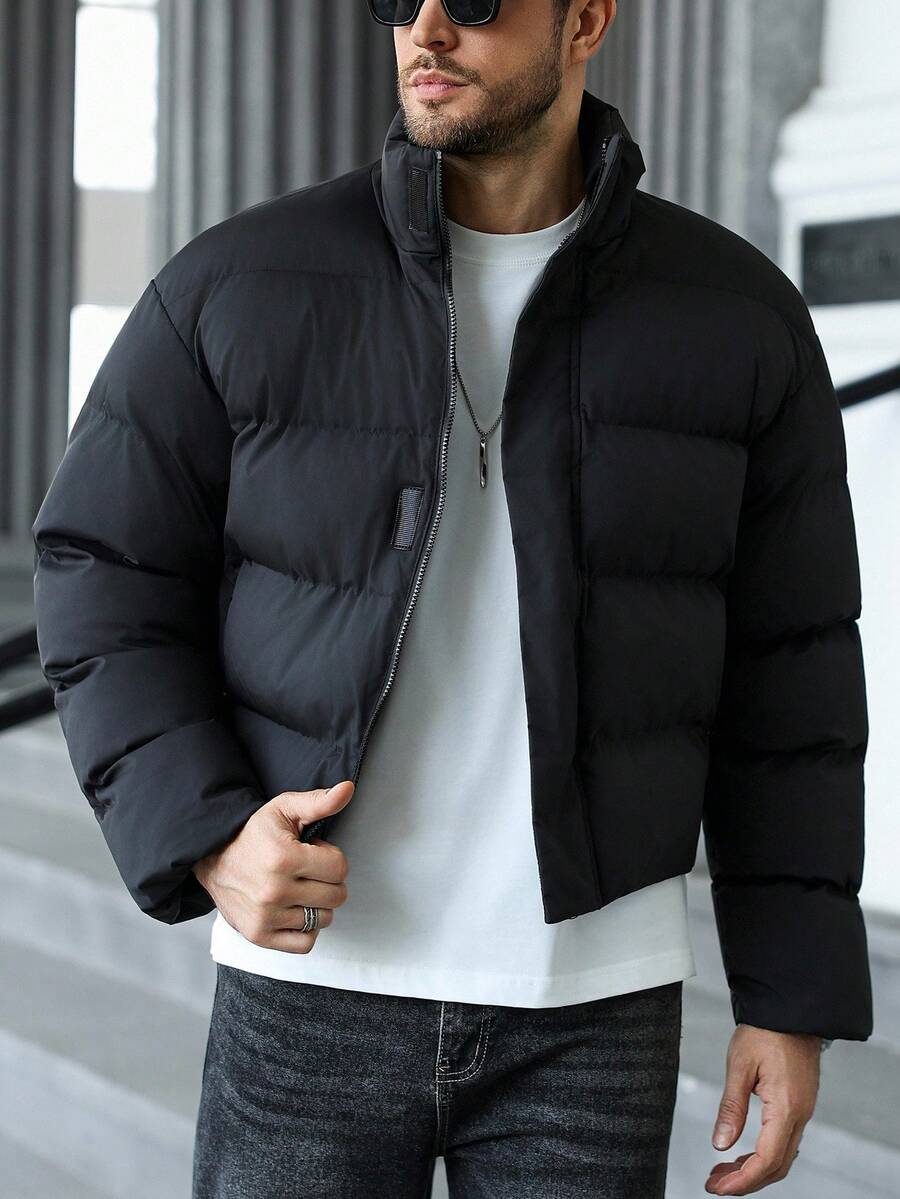 Manfinity CasualCool 男士长袖成熟休闲纯色羽绒服，厚实蓬松，冬季休闲外套，适合街头穿搭、日常休闲、周末外出、社交场合。这款外套是男士衣橱中不可或缺的百搭单品，也是送给男友或丈夫的完美礼物，尤其适合秋季穿着。 - 黑色 - 查看 1