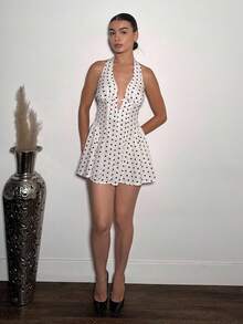 Andrea Bello Vestido mini de verano con escote halter y espalda abierta con estampado de lunares para mujer - Blanco - Ver 4