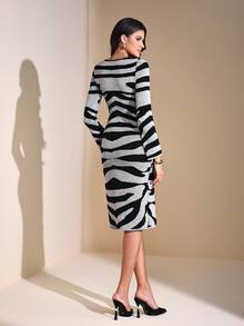 JIAN LASALA Elegante abito midi a maniche lunghe in maglia jacquard aderente e svasato, abito midi aderente a maniche lunghe, abito midi in maglia con stampa zebrata, abito in maglia con stampa zebrata, abiti in maglia da donna, abiti a righe da donna, nuovi outfit per l'anno nuovo, abiti da ospite di matrimonio, collezione di abbigliamento di lusso e di stile