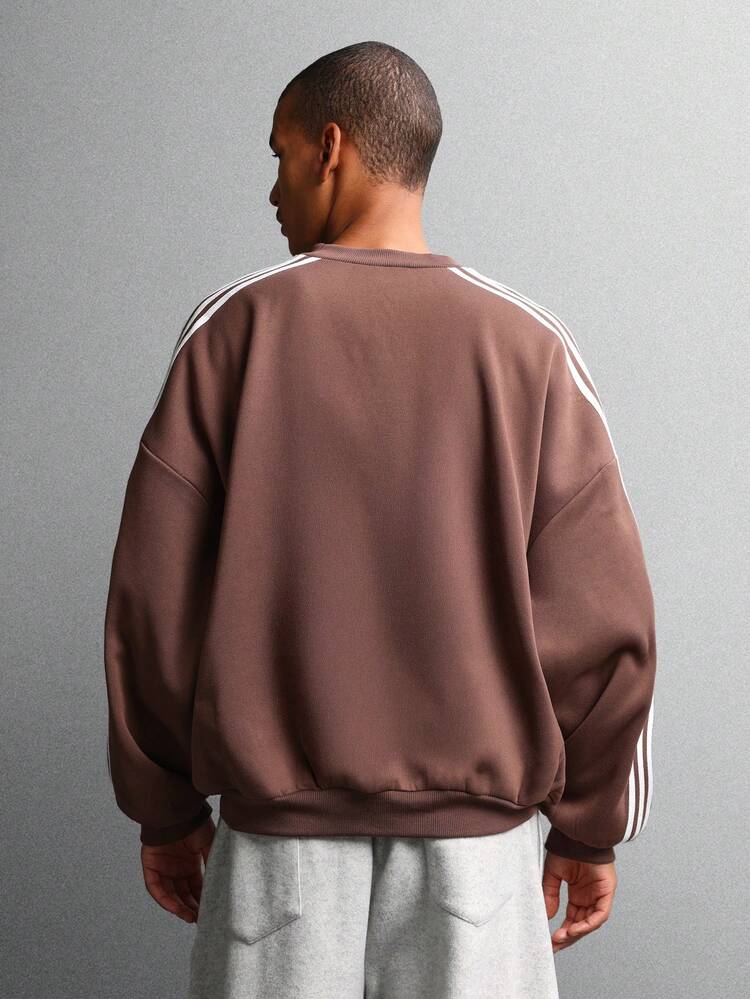 고무 라벨이 달린 오버사이즈 크루넥 스웨트셔츠