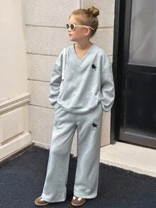 SHEIN Tween Girls Solid Light Gray Fleece Inner Oversize V-Neck Fluffy Loose Fit Long Sleeve Sweatshirt With Print And Wide Leg Sweatpants, Small Logo Print,  Sweatshirt And Sweatpants Set For Autumn/Winter, Tween Girl Sweatshirt Pants Set Girl Two Piece Long Sleeve Set Tween Matching Set Teen Girls 2 Piece Pants Set Casual Two Piece Set Grey Sweatpants Set V-Neck Sweat Suit Sweatshirt Straight Pants Suit Tween Girl Teen Two Piece Long Sleeve Set - Light Grey - View 5