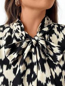 SHEIN CURVE+ Plus Size Women's Bestselling Bow V-Neck Knotted Floral Blouse, Elegant And Romantic, Versatile And Fashionable For Commuting, Color Blocking Top