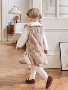 SHEIN Set de 2 piezas para bebé niña: Blusa de manga larga con cuello lindo en beige y vestido jumper grueso en color café para otoño/invierno 2025 - Caqui - Ver 2