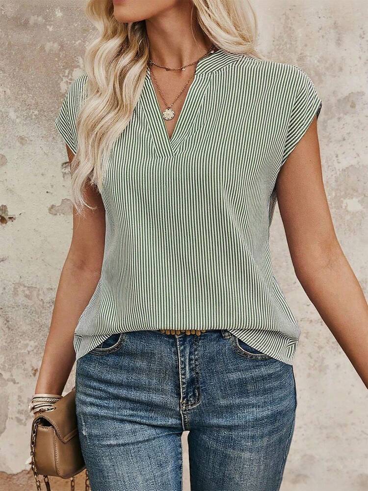 EMERY ROSE Camisa Listrada de Pescoço Entalhado para Uso Casual e Passeio no Verão - Verde Oliva - Visão 1