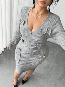 SHEIN Elenzya Elegante vestido de punto gris con patrón jacquard, botones de metal y detalles de lazo, estilo otoñal para mujeres de talla grande - Gris - Ver 1