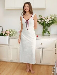 Cămașă de noapte lungă cu guler blocat de culoare, cravată, fundă, decor cu volane, garnitură jacquard cu tiv tip sirenă