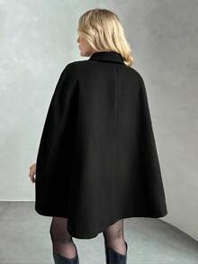 Auralis 大码女式优雅金属花朵纽扣设计斗篷外套，秋冬 - 黑色 - 查看 2