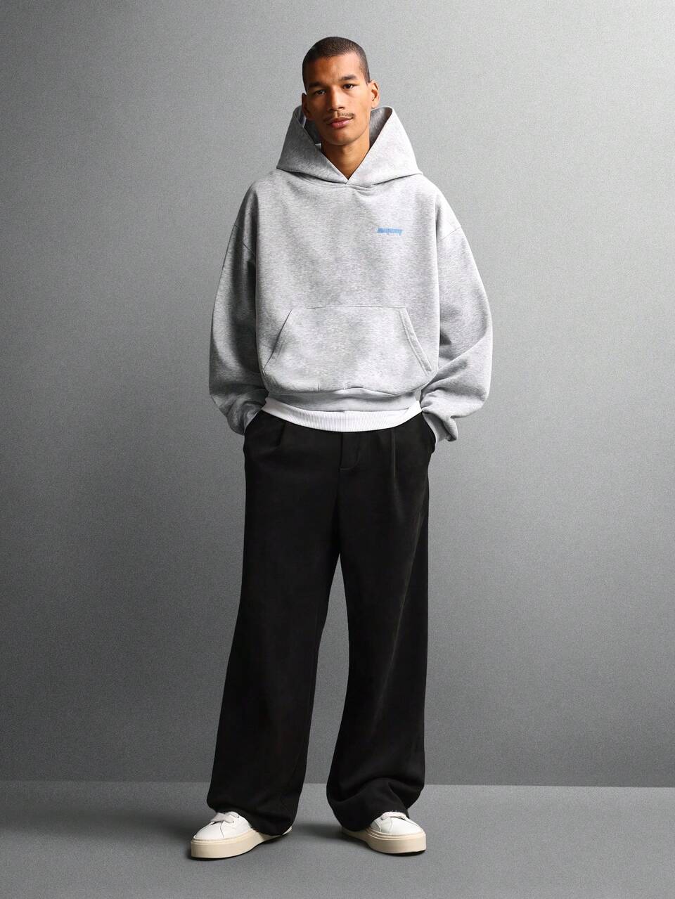 SUMWON sweat-shirt à capuche ample et épais avec détail de logo en French Terry. Style décontracté de rue. Confort d'hiver. Vêtement de détente avec poignets et ourlet côtelés