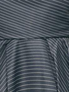 Nöista 海军蓝条纹荷叶边上衣，完美契合女性气质。这款精致的职业上衣适合办公室穿着，优雅别致，是婚礼宾客的理想之选，同时又百搭实用，无论是出席庆祝活动还是外出叠穿，都能轻松驾驭。 - 深灰色 - 查看 7