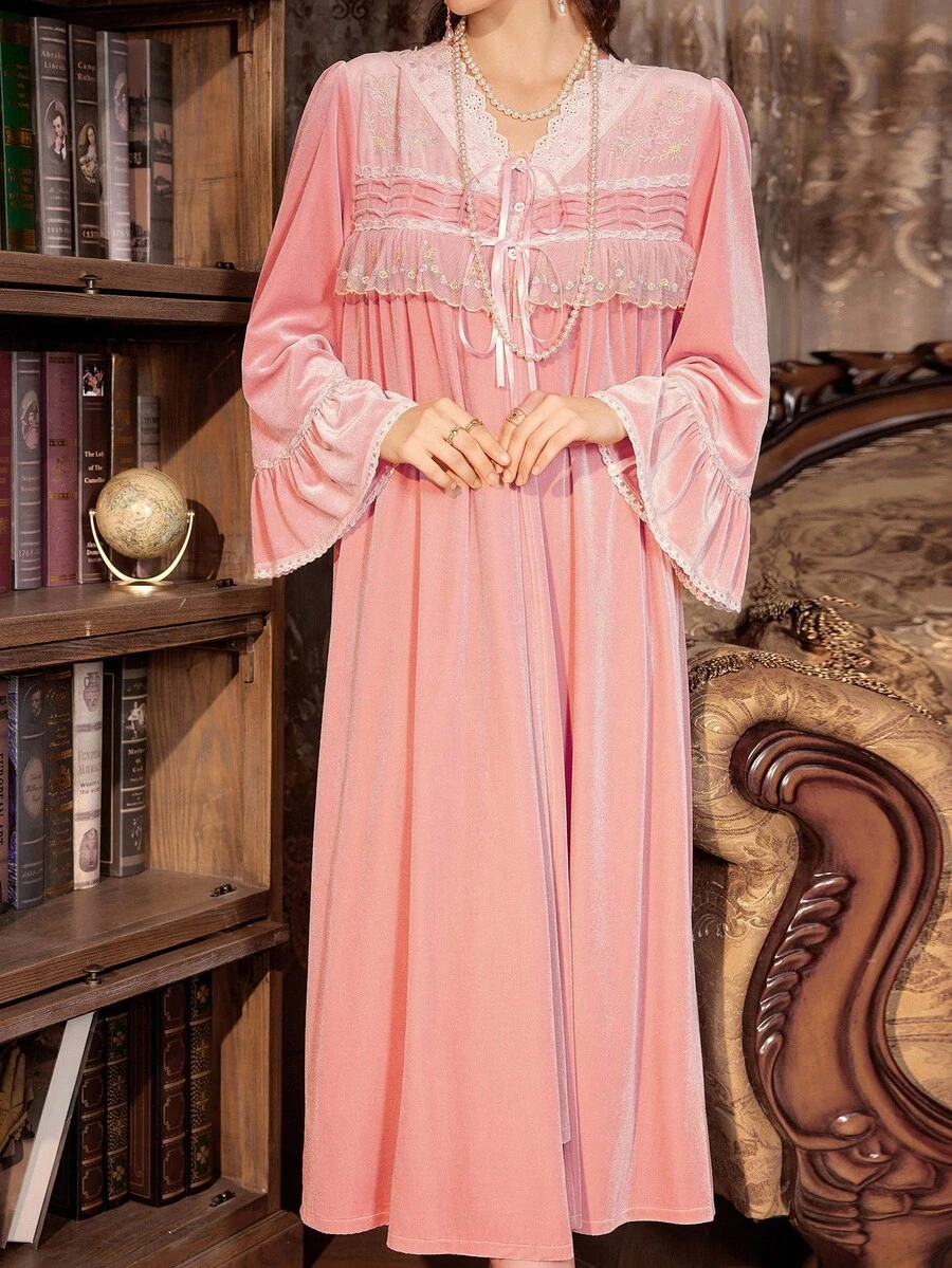 PalaceNights Conjunto de camisón y bata de terciopelo con bordados, volantes y parches en estilo vintage palaciego, talla grande, para otoño/invierno - Rosa - Ver 1