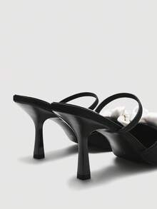 SheIn MOD Tacones altos de tacón fino con punta puntiaguda, correa cruzada y hebilla patentado rojo vino para damas - Blanco y Negro - Ver 3