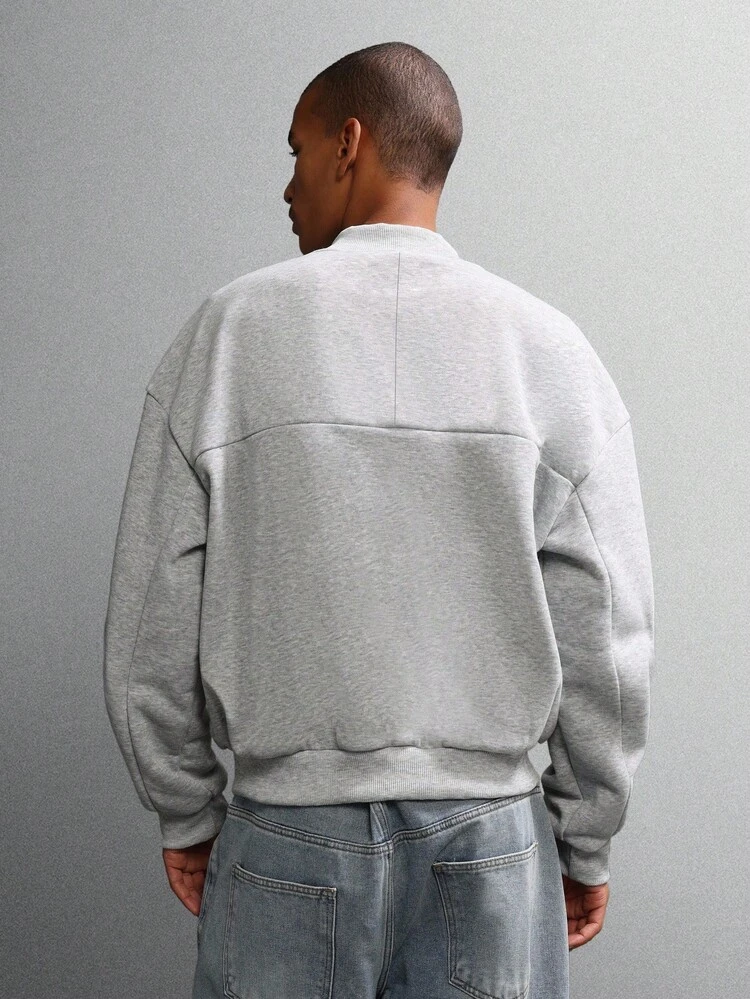 Klasyczna bluza z okrągłym dekoltem i haftowanym napisem Varsity