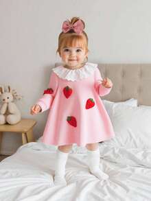 SHEIN Playful Pals 1 件女婴舒适优雅领口可爱 3D 草莓针织长袖连衣裙，适合秋冬季日常穿着