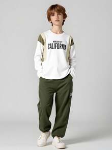 SHEIN 2 piezas Conjunto informal de vacaciones para niños preadolescentes, camiseta de manga larga con cuello redondo, parche, estampado de letras y bolsillo con contraste de color, combinada con pantalones cargo, adecuado para uso casual, vuelta al colegio, fiesta de cumpleaños, fiesta de noche, actuación, bautizo, ceremonia de apertura, uso diario, escuela, viaje, deportes, primavera/verano - Verde militar - Ver 1