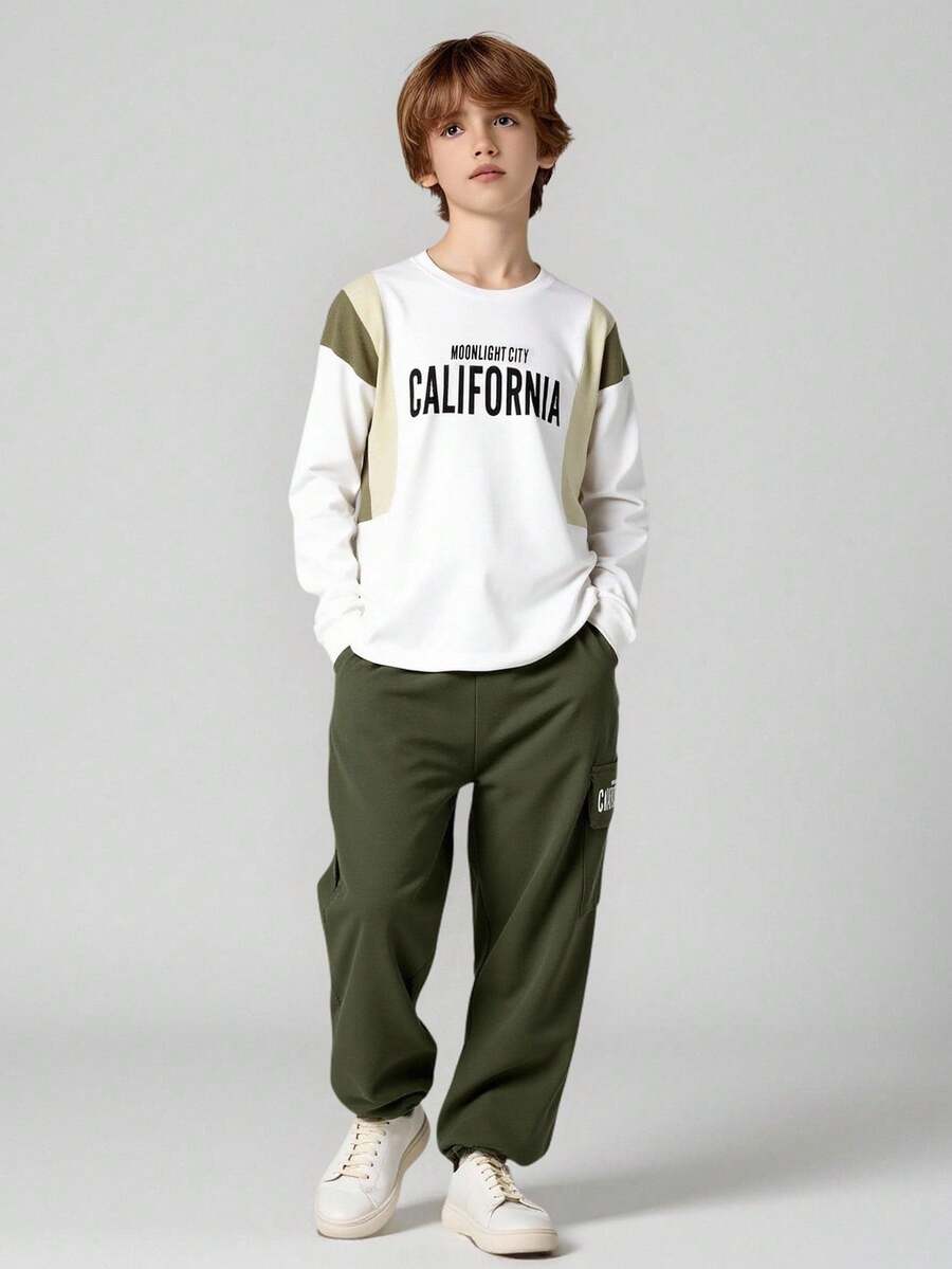 SHEIN 2 piezas Conjunto informal de vacaciones para niños preadolescentes, camiseta de manga larga con cuello redondo, parche, estampado de letras y bolsillo con contraste de color, combinada con pantalones cargo, adecuado para uso casual, vuelta al colegio, fiesta de cumpleaños, fiesta de noche, actuación, bautizo, ceremonia de apertura, uso diario, escuela, viaje, deportes, primavera/verano - Verde militar - Ver 1