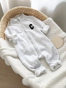 SHEIN 婴儿男女童灰色针织柔软翻领长袖C字连体衣，带拉链，居家户外皆宜，适合秋冬季节。婴儿拉链连体衣，新生儿服装，男女通用婴儿服装，中性婴儿休闲连体衣，感恩节礼物，秋季服装。