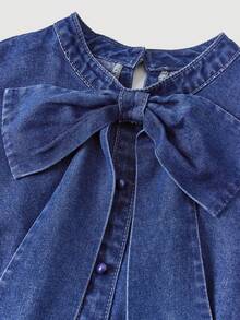 SHEIN 少女蝴蝶装饰长袖纽扣设计荷叶边下摆时尚牛仔连衣裙 - 深色水洗藍 - 查看 3