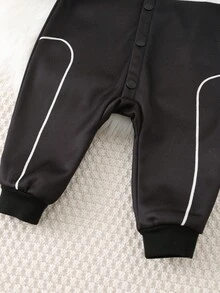 SHEIN 男婴加厚撞色字母印花拼接时尚可爱赛车连体裤，舒适百搭时尚休闲，适合秋冬季室内、户外滑雪、日常、运动、玩耍、派对、摄影 - 黑色 - 查看 5