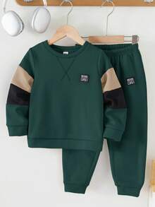 SHEIN 2 件儿童男童休闲学院风舒适针织袖拼布圆领长袖运动衫和裤子套装，适合通勤、学校、日常休闲、学院风、童装、小男孩服装、返校、生日派对、晚会、婚礼、洗礼、开学典礼、日常穿着、旅行、运动、秋冬、羊毛、加厚