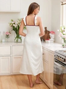 Cămașă de noapte lungă cu guler blocat de culoare, cravată, fundă, decor cu volane, garnitură jacquard cu tiv tip sirenă