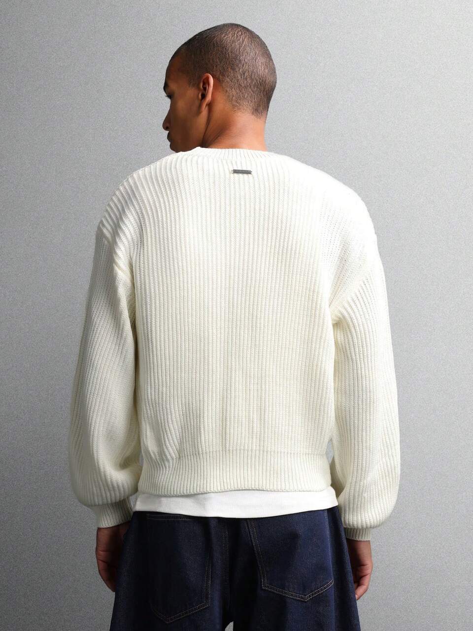 Teksturowany sweter z okrągłym dekoltem i ściągaczami przy mankietach