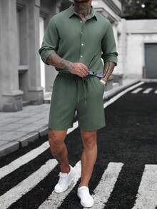 Manfinity Homme 2pcs Men's Olive Green Autumn Outfits,Casual Long Sleeve Single-Breasted Shirt And Drawstring Textured Shorts Set,Minimalism Vacation Clothing For Men - Green - View 3