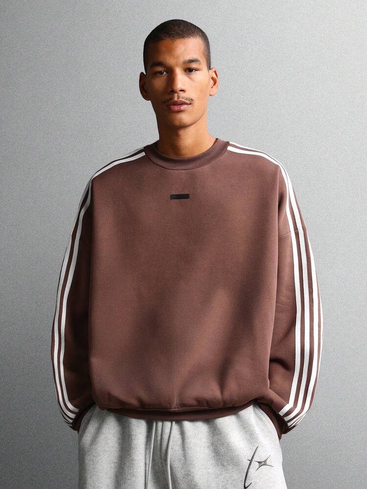 고무 라벨이 달린 오버사이즈 크루넥 스웨트셔츠