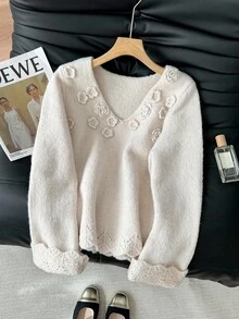 SHEIN Frenchy Pulover lejer pentru femei, cu decolteu în V, mânecă lungă, cu decor floral 3D, toamnă/iarnă, pulover casual versatil pentru femei, brodat cu viță de vie, toamnă, pulover toamnă/iarnă, model broderie franceză, decolteu rotund, mânecă lungă, pulover caisă, iarnă pentru femei, pentru Anul Nou pentru femei, pentru Ziua Recunoștinței pentru femei; Pulover tricotat, pulover pentru femei, Cottagecore; - Bej - Vizualizare 1