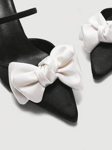 SheIn MOD Tacones altos de tacón fino con punta puntiaguda, correa cruzada y hebilla patentado rojo vino para damas - Blanco y Negro - Ver 4