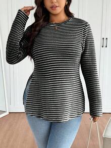 SHEIN Frenchy 加大码女式条纹圆领针织 T 恤，侧开衩设计，舒适休闲加大码 T 恤 - 黑與白 - 查看 5