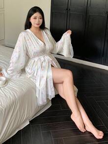 Dazy Plus V领雪纺碎花喇叭袖短款家居服，大码女式优雅春夏秋三季睡袍，秋冬款 - 白色 - 查看 7
