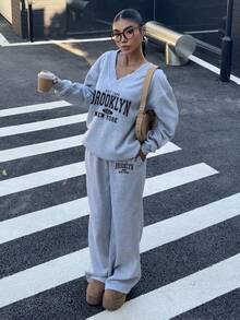 SHEIN Muchic 女士休闲布鲁克林标志 V 领长袖保暖内衬运动衫和裤子套装，适合秋冬季、老款、新款、秋季女装、校服、返校、时尚、嘻哈、运动、复古、街头服饰 - 淺灰色 - 查看 5