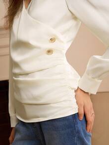 SHEIN Clasi Blusa Elegante e Romântica de Cor Sólida com Desenho Plissado na Cintura e Botão Decorativo, Adequada para Uso Diário, Encontros, Festas, Chá da Tarde, Volta às Aulas, Ação de Graças, Halloween, Natal e Ano Novo - Bege - Visão 5