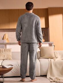 Manfinity Underwear&Sleepwear Basics Plus Size Men's Solid Color Fleece Long Sleeve Top And Pants Pajama Set