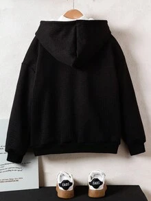 一件男童针织纹理面料内衬抓绒外套，保暖舒适，休闲百搭，适合秋冬季、开学季和圣诞节等场合。