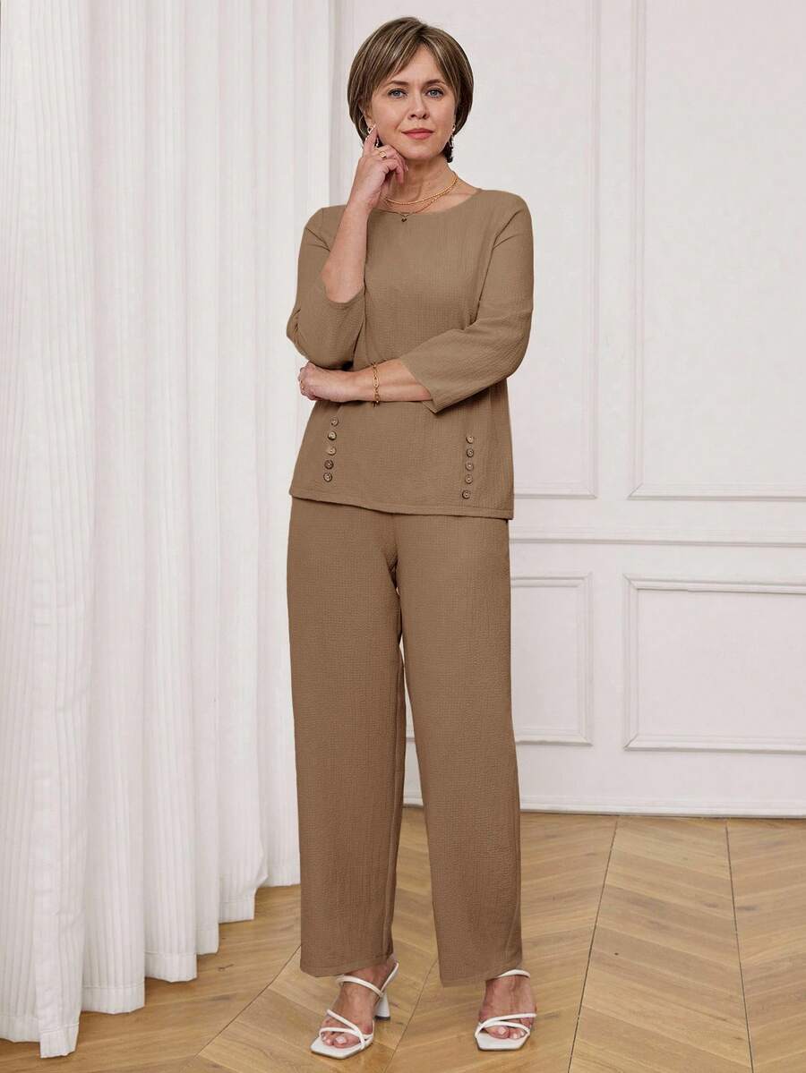 Miaspire 女士纯色圆领七分袖纽扣设计衬衫和裤子休闲两件套 - 卡其色 - 查看 1